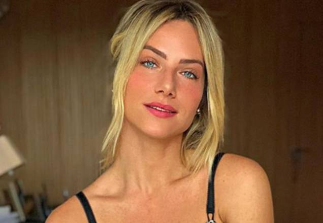 Giovanna Ewbank posa para foto