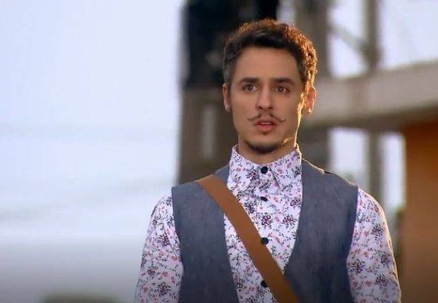 Frederico olhando para a pessoa que o assaltou