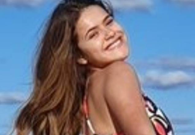Maisa sorri enquanto posa para foto