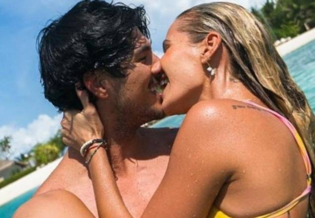 Gabriel Medina surge em momento romântico com a namorada, Yasmin Brunet, em cenário paradisíaco (Reprodução/Instagram)