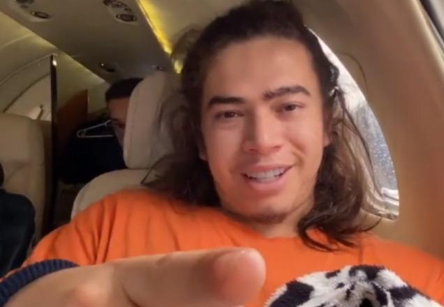 Whindersson Nunes posa para foto (Reprodução/Instagram)