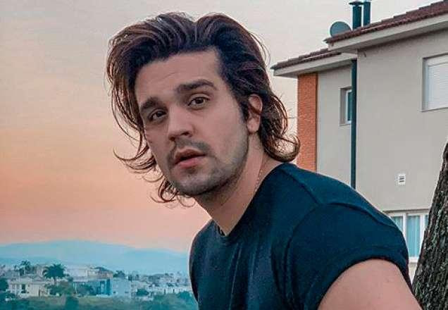 Luan Santana posa para foto (Reprodução/Instagram)