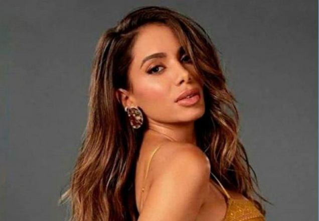 Anitta posa para foto (Reprodução/Instagram)