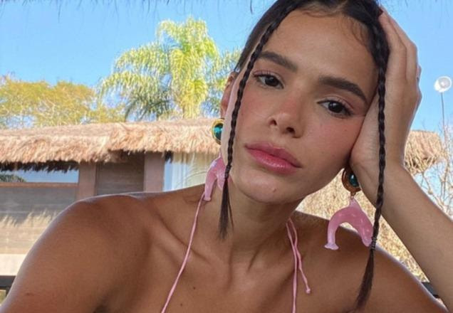 Bruna Marquezine posa para foto (Reprodução/Instagram)