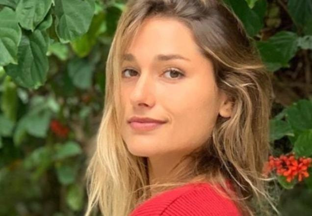 Sasha Meneghel sorri enquanto olha pra foto (Reprodução/Instagram)