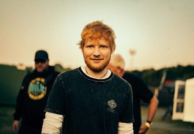 Ed Sheeran sorrindo