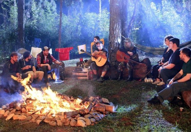 Convidados em volta da fogeira. no bosque do SBT