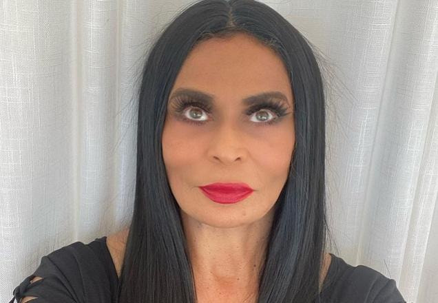 Tina Knowles, mãe de Beyoncé, fantasiada de Mortícia Addams