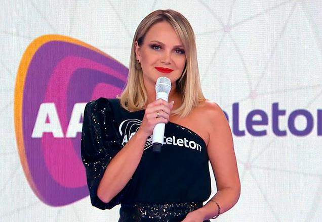 Eliana se emociona no palco do Teleton