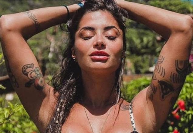 Aline Riscado posa para foto (Reprodução/Instagram)