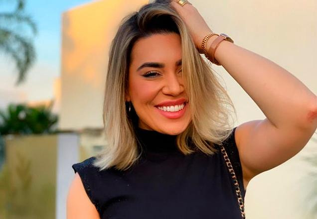 Naiara Azevedo com a mão no cabelo sorrindo