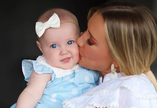 Ana Paula Siebert segurando a filha Vicky no colo