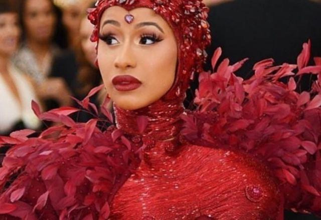 Cardi B vestida de vermelho