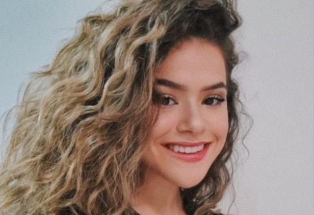 Maisa sorri enquanto posa para foto (Reprodução/Instagram)