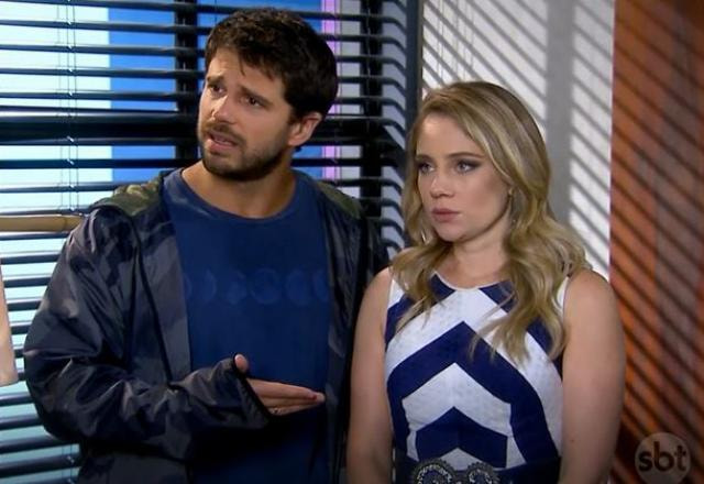 Otávio e Rebeca olhando assustados para Paola
