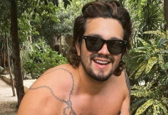 Luan Santana posa para foto (Reprodução/Instagram)