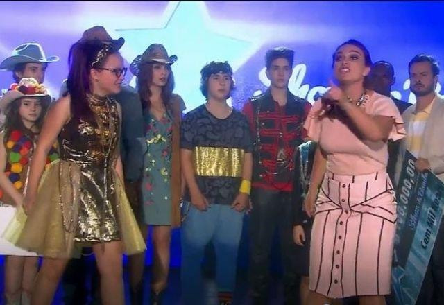 Regina e Isabela se enfrentando no palco