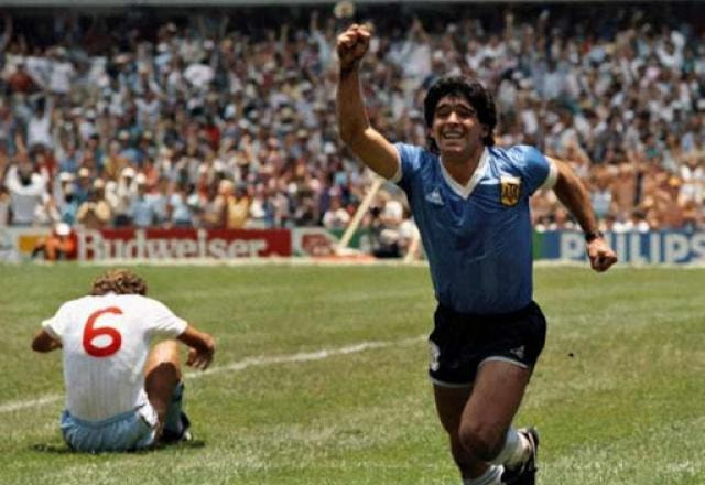 Maradona comemora o gol famoso da "mão de Deus"