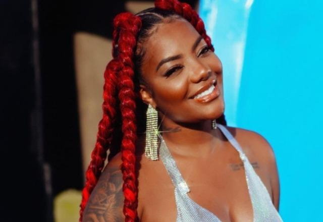 Ludmilla posa para foto (Reprodução/Instagram)