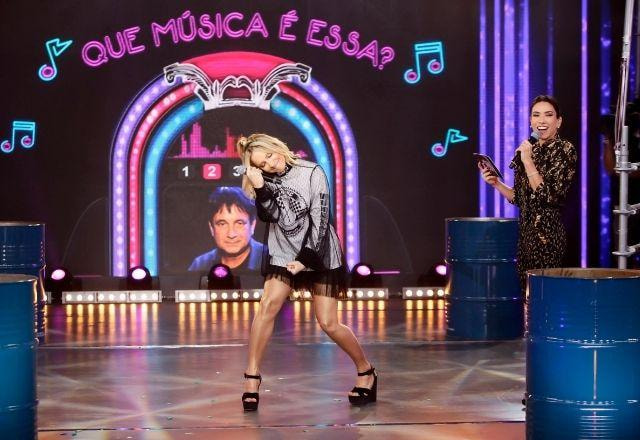 Claudia Leitte no cenário do Máquina da Fama