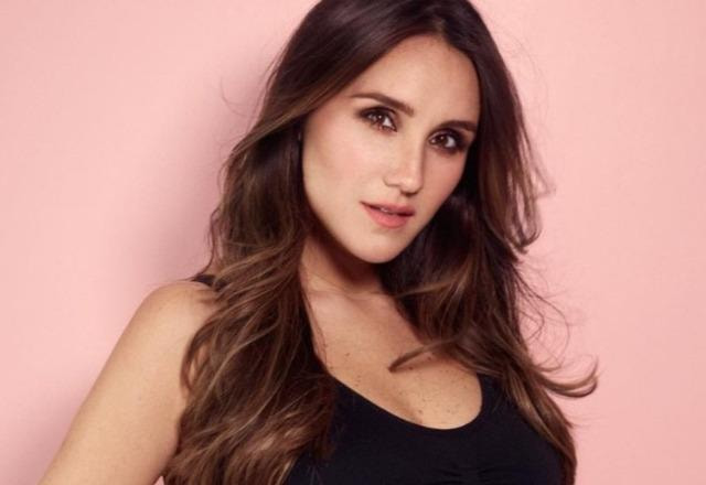 Dulce Maria posa para foto (Reprodução/Instagram)