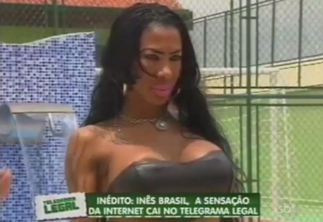 A cantora Inês Brasil durante o Telegrama Legal