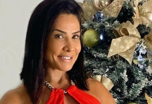 Scheila Carvalho sorri enquanto posa para foto (Reprodução/Instagram)