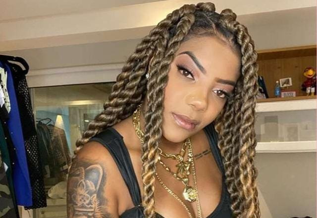 Ludmilla posa para foto (Reprodução/Instagram)