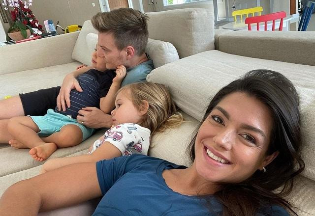 Thais Fersoza com os filhos, Melinda e Teodoro, e Michel Teló