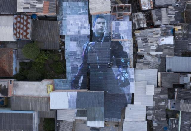 Personagem Chrono visto de cima sendo montado a partir de telhado de casas do Jardim Peri