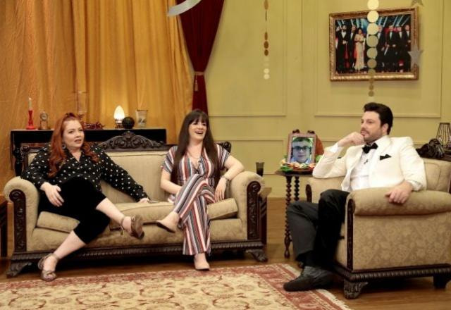 Arianna Nutt no sofá dp The Noite