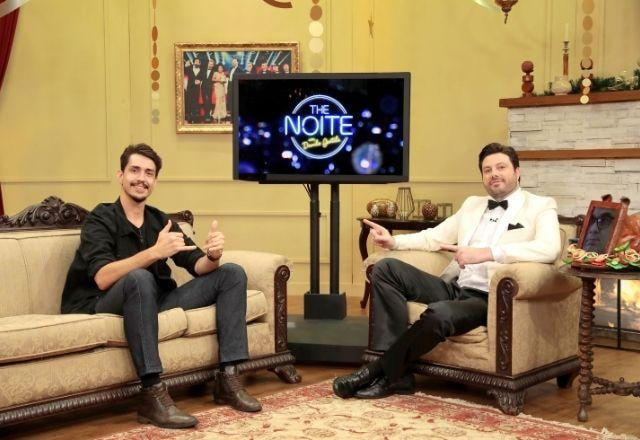 Vitor Santos com Danilo no cenário do The Noite