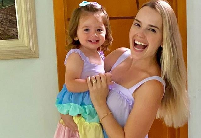 Thaeme com a filha, Liz, no colo