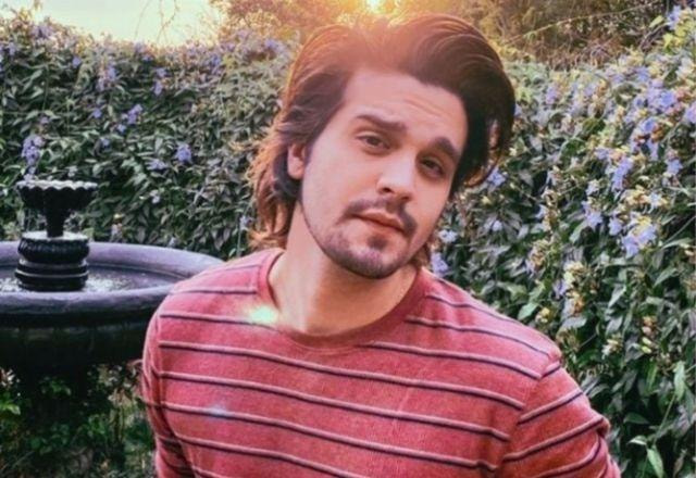 Luan Santana posa para foto (Reprodução/Instagram)