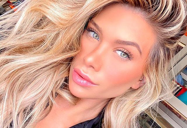 Flavia Pavanelli posa para foto (Reprodução/Instagram)