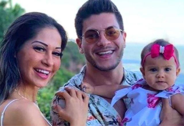 Arthur Aguiar, Mayra Cardi e filha sorriem enquanto posam para foto (Reprodução/Instagram)