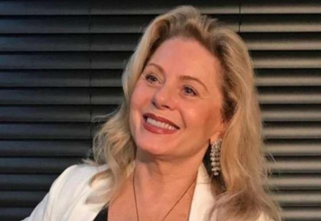 Vera Fischer posa para foto (Reprodução/Instagram)
