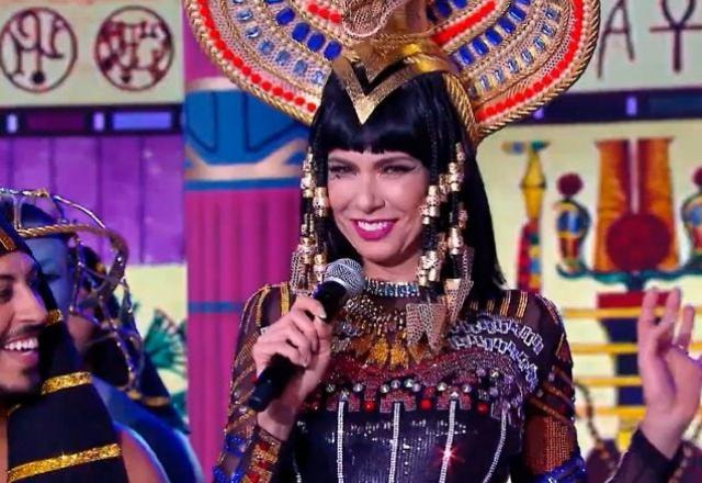 Luciana Gimenez, vestida de Cleópatra,  em cover de Katy Perry