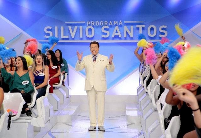 Silvio Santos interage com a plateia do Programa Silvio Santos