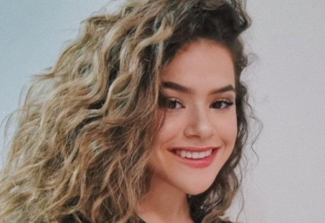 Maisa sorri enquanto posa para foto (Reprodução/Instagram)