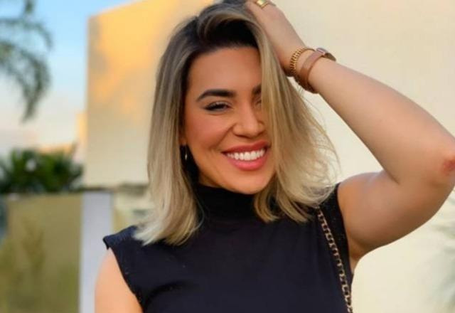 Naiara Azevedo sorri enquanto posa para foto (Reprodução/Instagram)