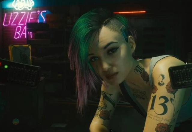 Personagem feminino de Cyberpunk 2077 debruçada sobre um balcão