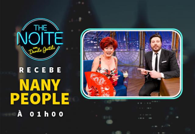 Nany People posa ao lado de Danilo Gentili no palco do The Noite