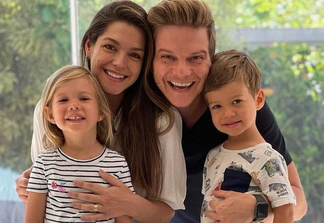 Thais Fersoza com os filhos, Melinda e Teodoro, e Michel Teló