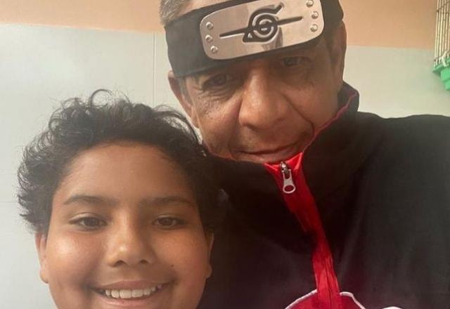 Zeca Pagodinho fantasiado e o neto Noah
