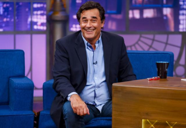 Luciano Szafir posa para foto no palco do The Noite.