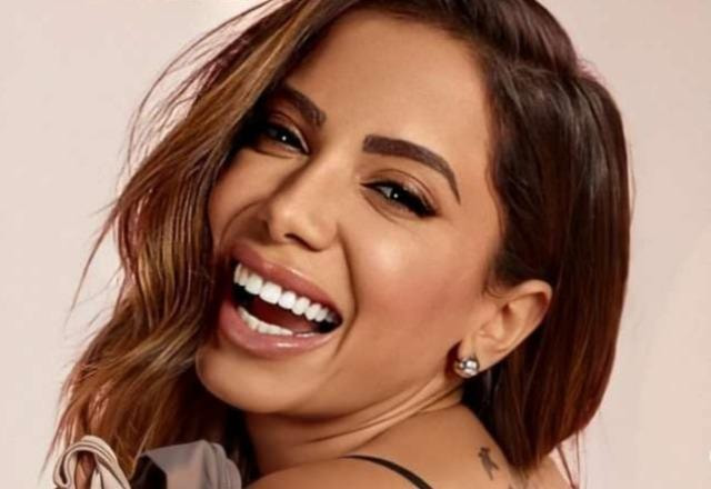 Anitta posa para foto (Reprodução/Instagram)