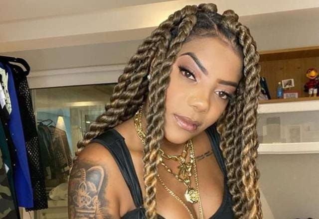 Ludmilla posa para foto (Reprodução/Instagram)