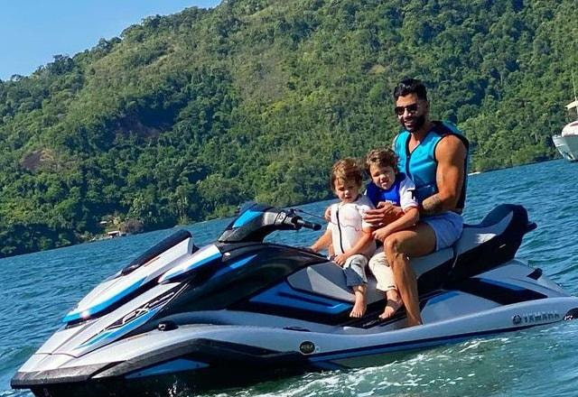 Gusttavo Lima com os filhos