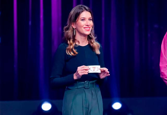 Rebeca Abravanel sorri e veste calça verde com camisa preta| Foto:  Gabriel Cardoso/SBT